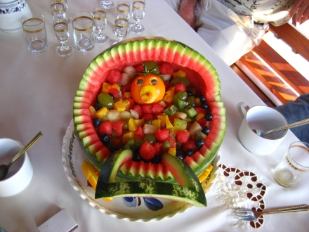 Cudeńka wyrzeżbione z owoców i warzyw - wozek - 3.jpg